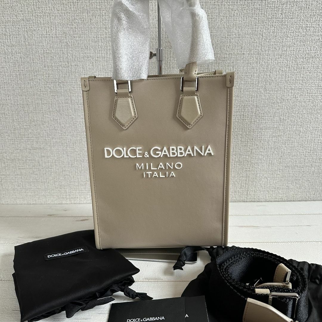 DOLCE&GABBANA(ドルチェアンドガッバーナ)の【新品・未使用】DOLCE&GABBANA ロゴ ナイロンバッグ　ベージュ レディースのバッグ(ハンドバッグ)の商品写真