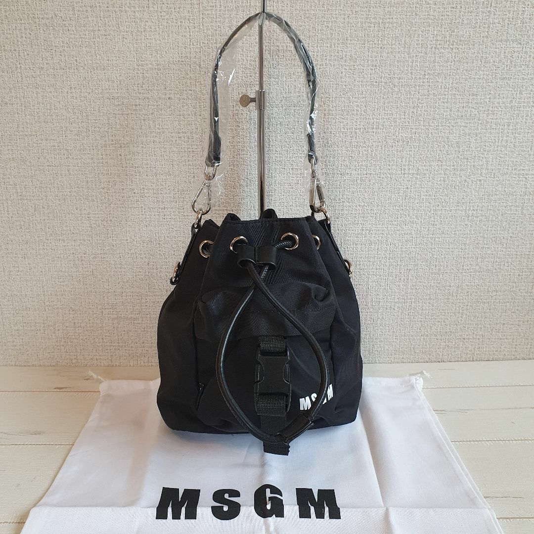 MSGM(エムエスジイエム)の【新品・未使用】MSGM ロゴ MINI バケットショルダーバッグ　2WAY　黒 レディースのバッグ(ショルダーバッグ)の商品写真