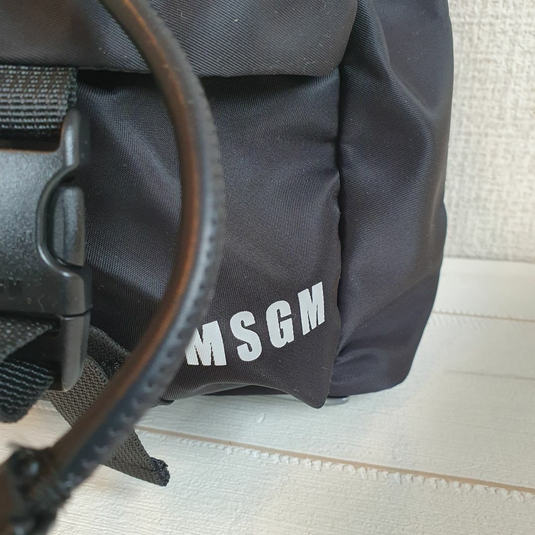 MSGM(エムエスジイエム)の【新品・未使用】MSGM ロゴ MINI バケットショルダーバッグ　2WAY　黒 レディースのバッグ(ショルダーバッグ)の商品写真
