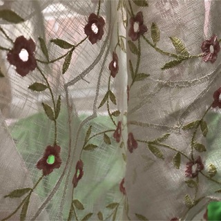 可愛い刺繍デザインの花柄レースカーテン　出窓　インテリア(レースカーテン)