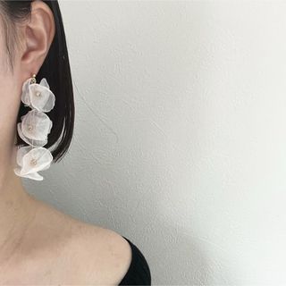 リリーブラウン(Lily Brown)のホワイト フラワー シフォン ゴールド ハンドメイド ピアス イヤリング(ピアス)