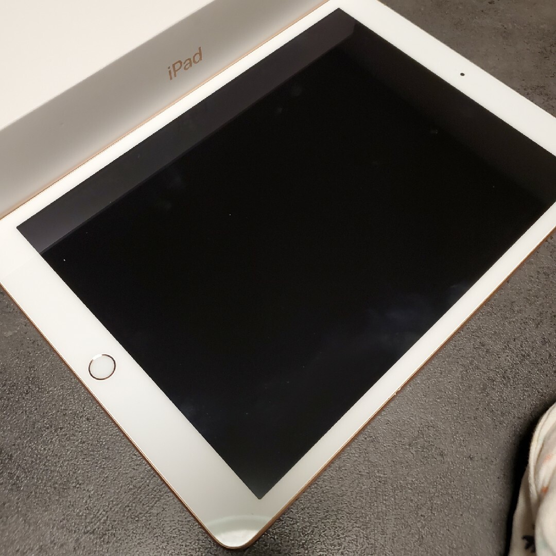 iPad(アイパッド)のAPPLE iPad 第7世代 32GB ゴールド MW6D2J/A　中古 スマホ/家電/カメラのPC/タブレット(タブレット)の商品写真