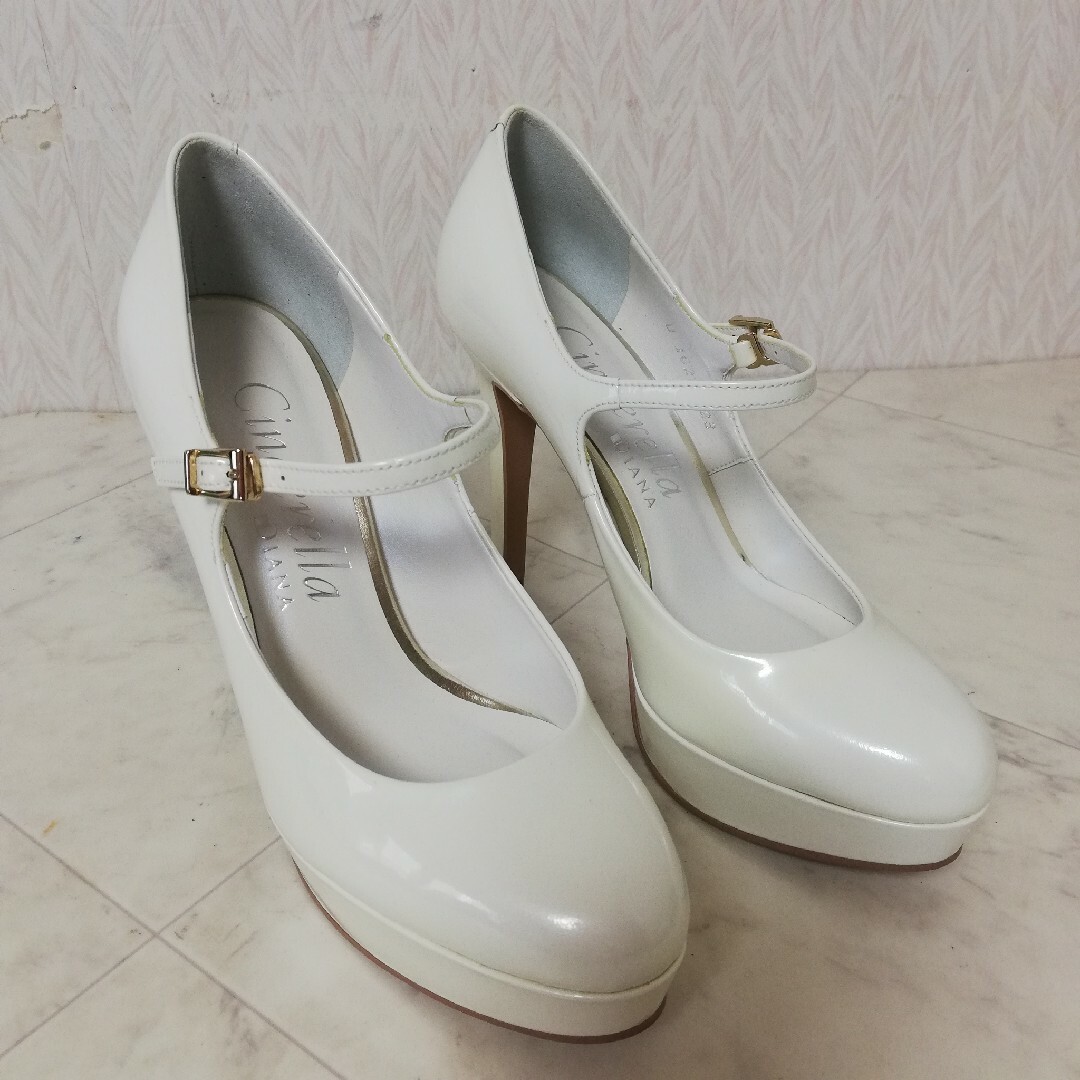 DIANA(ダイアナ)の美品!!DIANA Cinderella ダイアナ ウェディングシューズ 23 レディースの靴/シューズ(ハイヒール/パンプス)の商品写真