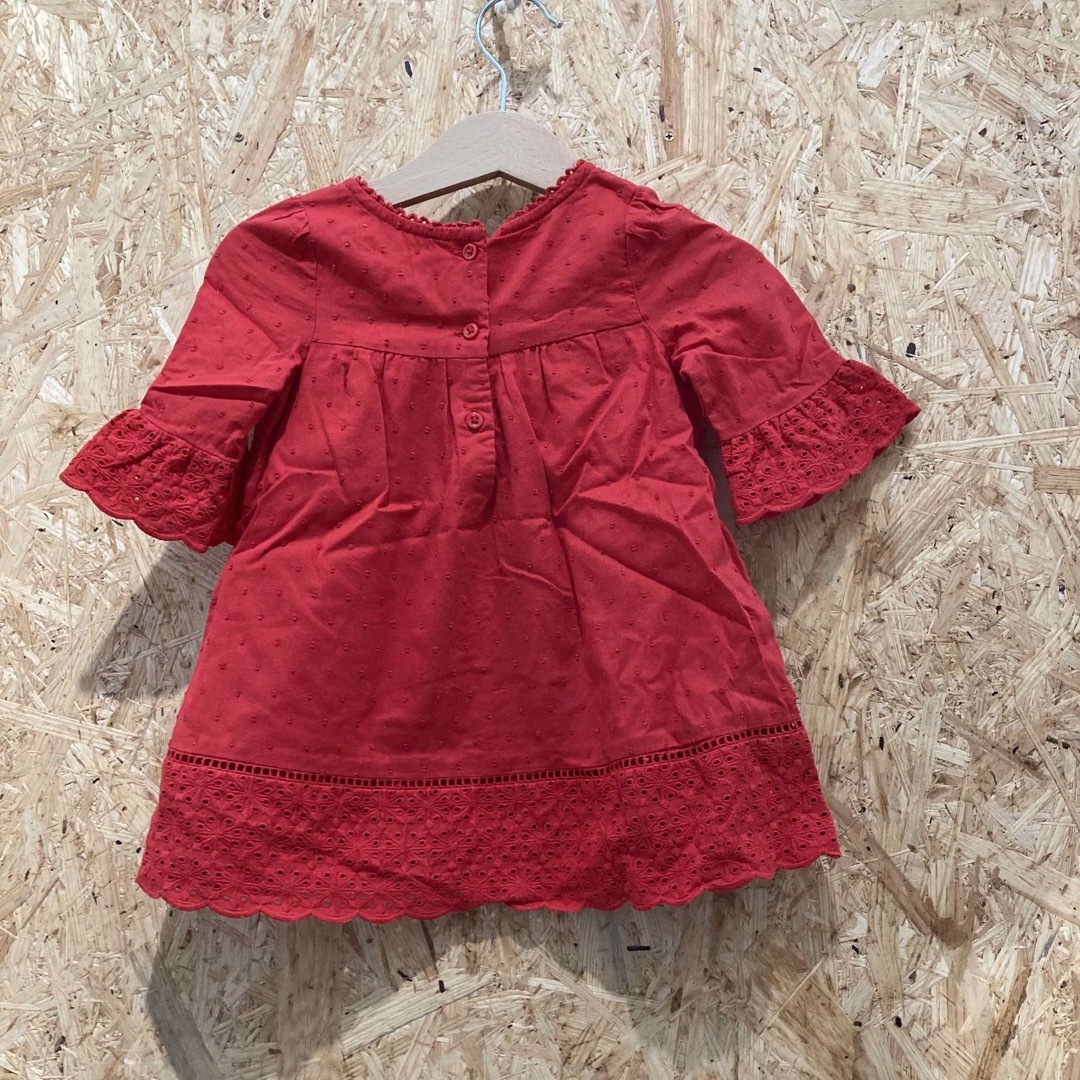 babyGAP(ベビーギャップ)のbabyGAP 70cm コットン　ワンピース　刺繍 キッズ/ベビー/マタニティのベビー服(~85cm)(ワンピース)の商品写真