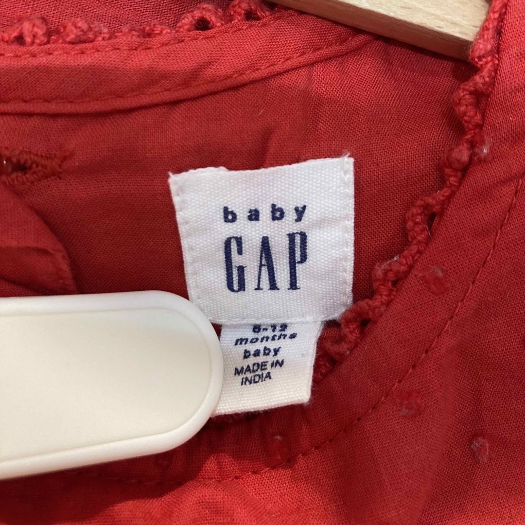 babyGAP(ベビーギャップ)のbabyGAP 70cm コットン　ワンピース　刺繍 キッズ/ベビー/マタニティのベビー服(~85cm)(ワンピース)の商品写真