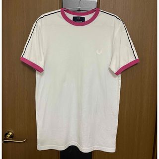 フレッドペリー(FRED PERRY)の美品 Fred Perry 夜光Tシャツ 白ピンクポイント(Tシャツ(半袖/袖なし))