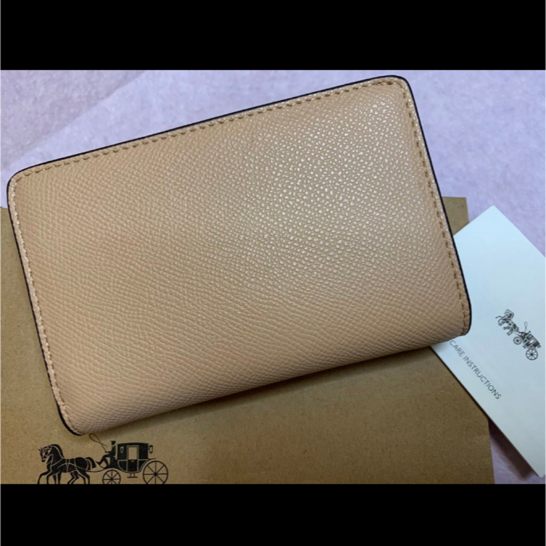 COACH(コーチ)の新品　COACH ベージュ　ワンポイント　二つ折り財布　小銭入れ有 レディースのファッション小物(財布)の商品写真