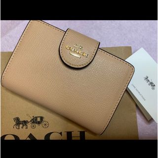 コーチ(COACH)の新品　COACH ベージュ　ワンポイント　二つ折り財布　小銭入れ有(財布)