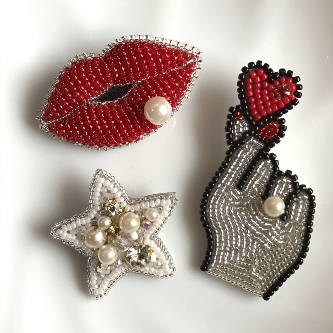 ぷっくり　煌めき kiss💋 ブローチ　ビーズ刺繍　唇　パール