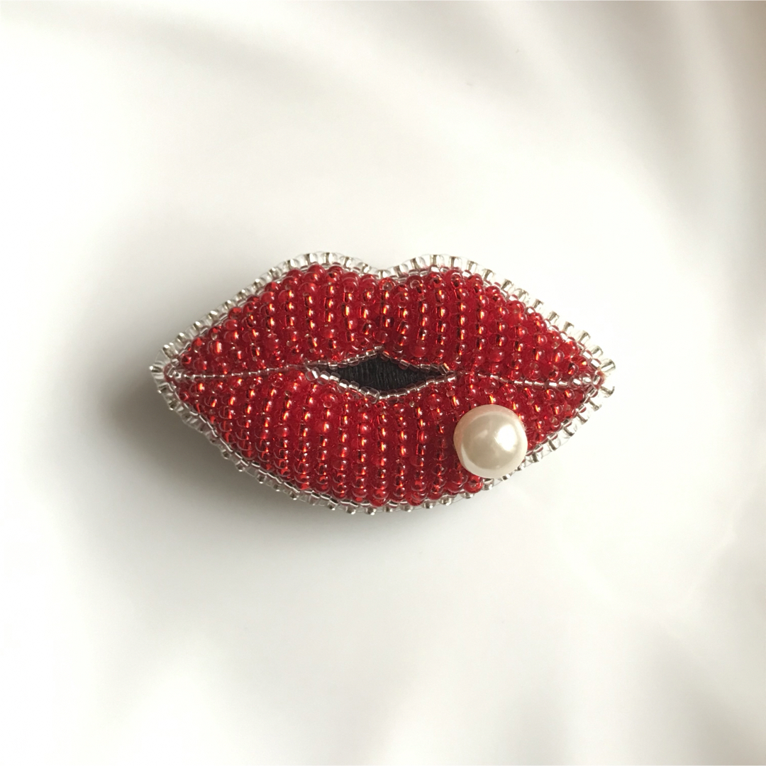 ぷっくり　煌めき kiss💋 ブローチ　ビーズ刺繍　唇　パール | フリマアプリ ラクマ