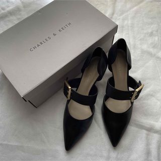 チャールズアンドキース(Charles and Keith)の超美品 チャールズ＆キース オーバーサイズドバックル ポインテッドトゥパンプス(ハイヒール/パンプス)