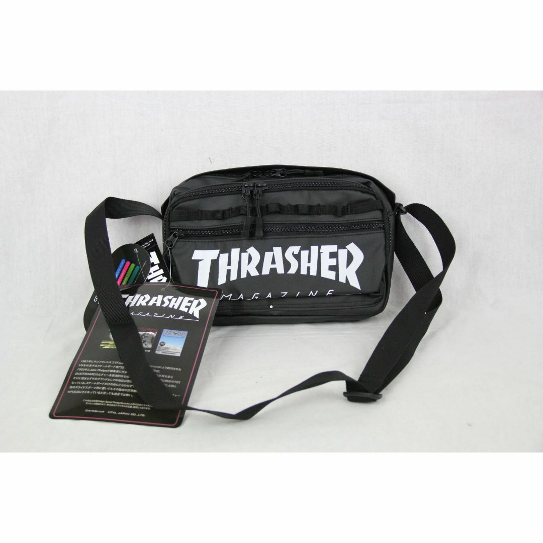 THRASHER(スラッシャー)のバッグ　サコッシュ　THRASHER TH-S ヨコショルダー 3L WHITE メンズのバッグ(ショルダーバッグ)の商品写真