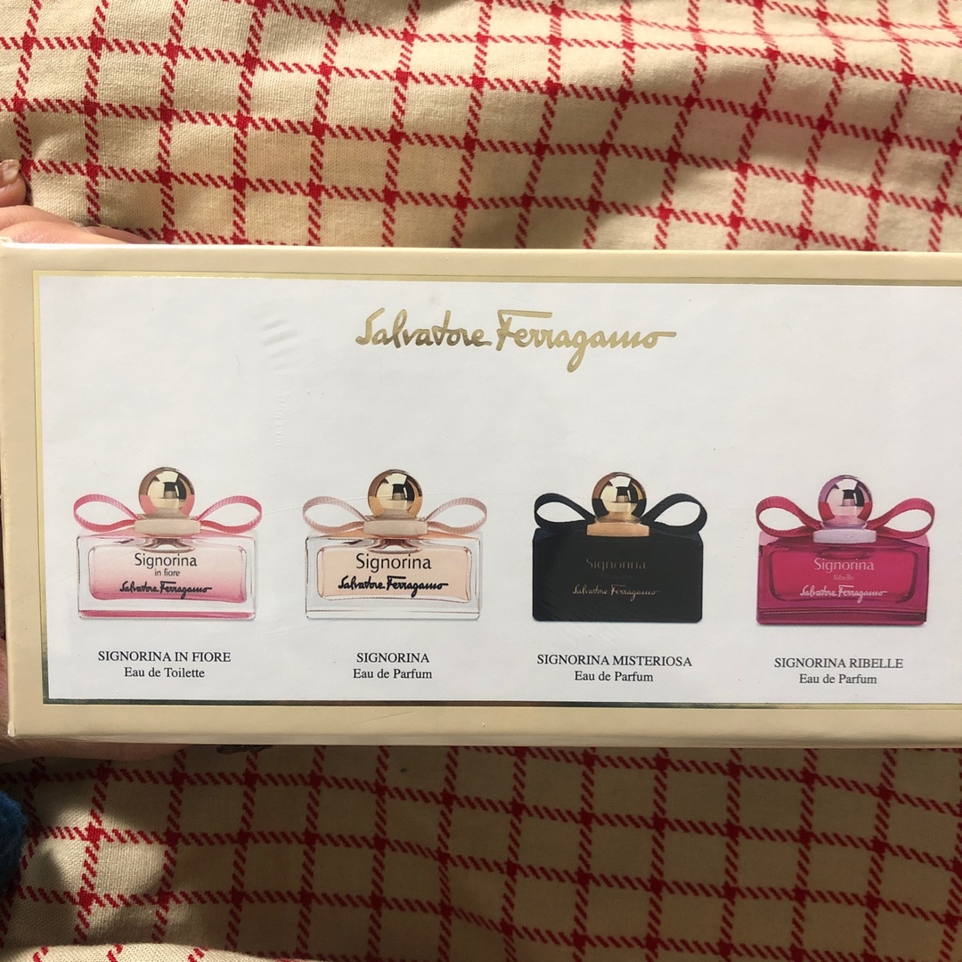 Salvatore Ferragamo(サルヴァトーレフェラガモ)のフェラガモ　ミニ香水 コスメ/美容の香水(香水(女性用))の商品写真