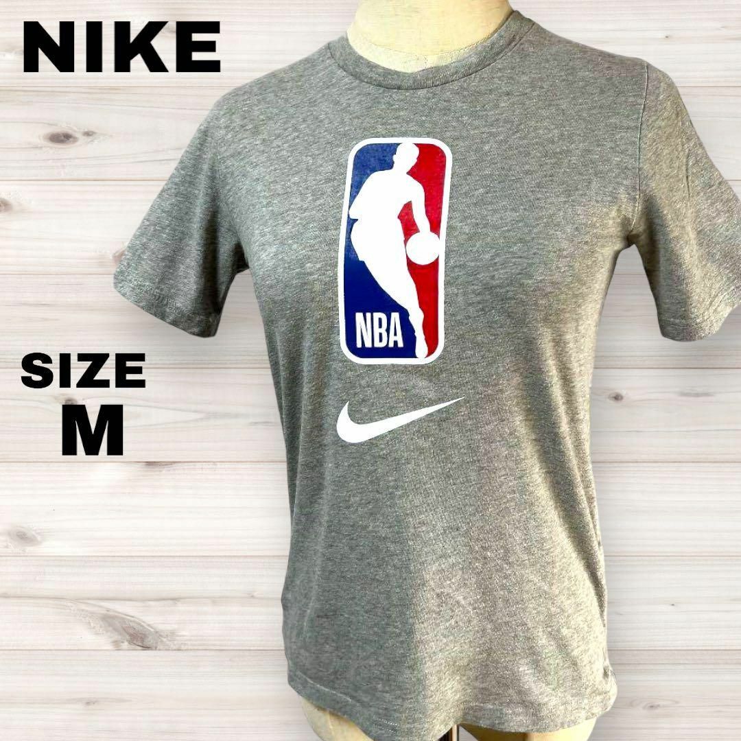 NIKE(ナイキ)のNIKE ナイキ 半袖Tシャツ NBAロゴ グレー M ブランドロゴ TEE レディースのトップス(Tシャツ(半袖/袖なし))の商品写真