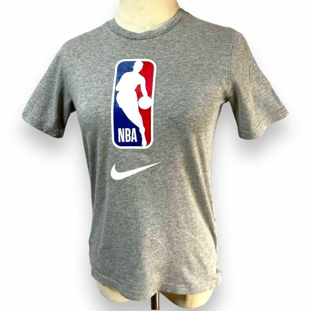 NIKE(ナイキ)のNIKE ナイキ 半袖Tシャツ NBAロゴ グレー M ブランドロゴ TEE レディースのトップス(Tシャツ(半袖/袖なし))の商品写真