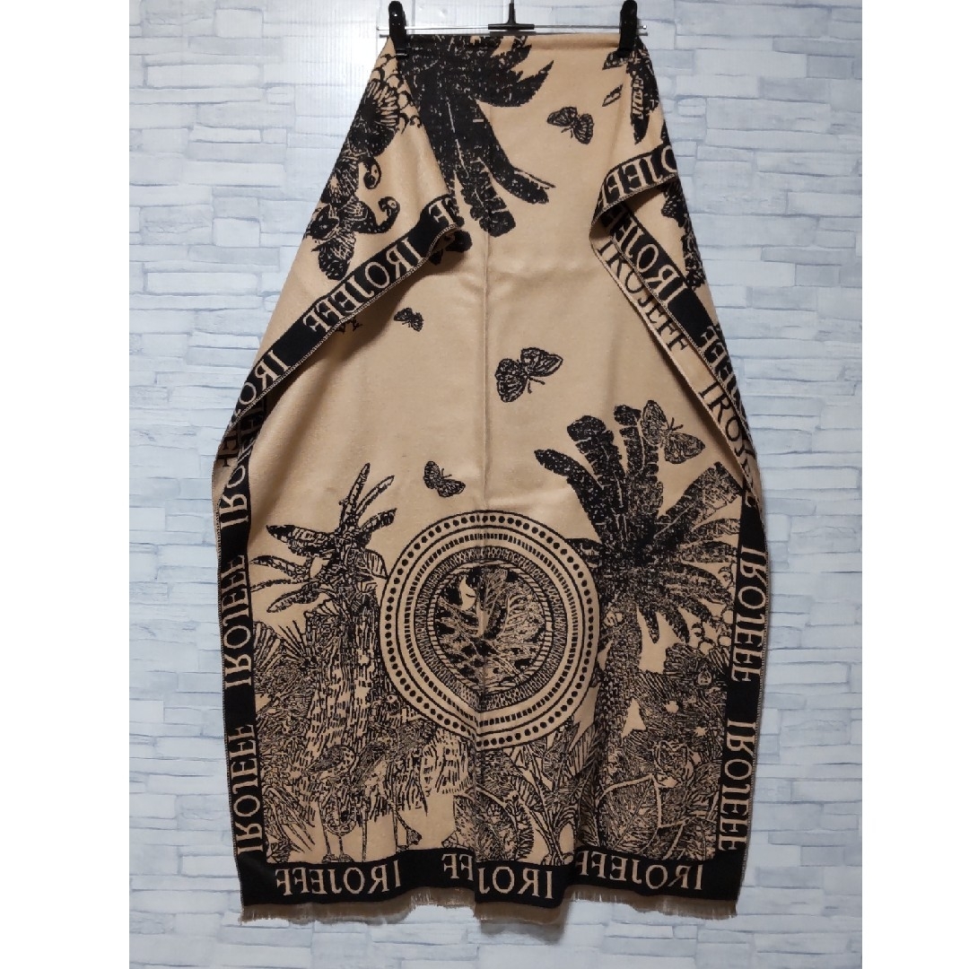 SHEIN(シーイン)のSHEIN ストール スカーフ マフラー ロゴ ベージュ × ブラック 柄 レディースのファッション小物(マフラー/ショール)の商品写真