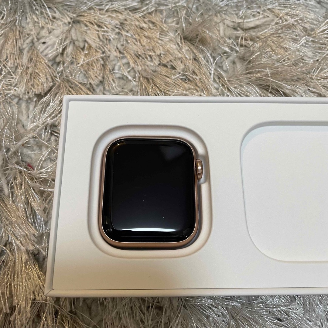 Apple Watch(アップルウォッチ)のAPPLE WATCH SE GPSモデル GOAL MKQ03J/A レディースのレディース その他(その他)の商品写真