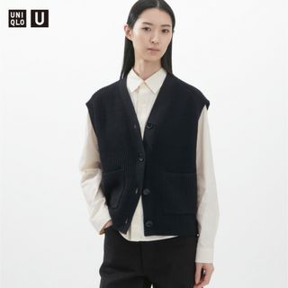 ユニクロ(UNIQLO)のユニクロU Vネックカーディガン　ノースリーブ　M(カーディガン)