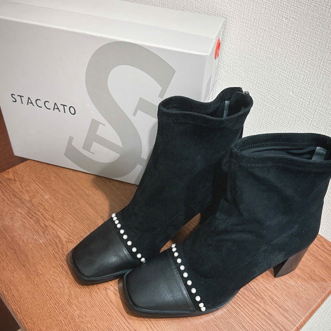 STACCATO(スタッカート)のスタッカート パール付きショートブーツ シュリーパールラインブーツ 黒24 牛革 レディースの靴/シューズ(ブーツ)の商品写真