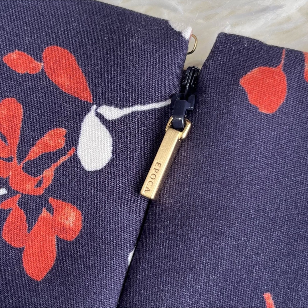 EPOCA(エポカ)の新品未使用　EPOCA  花柄フレアスカート　ネイビー　大きいサイズ　40 レディースのスカート(ひざ丈スカート)の商品写真