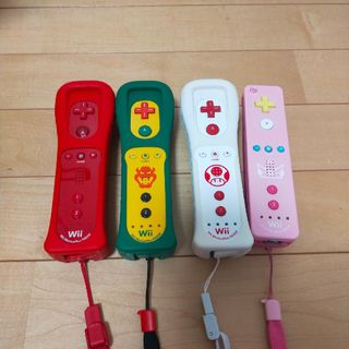 ウィー(Wii)のWiiリモコンプラス　4本セット　クッパ　ピーチ　ピノキオ　アカ(その他)