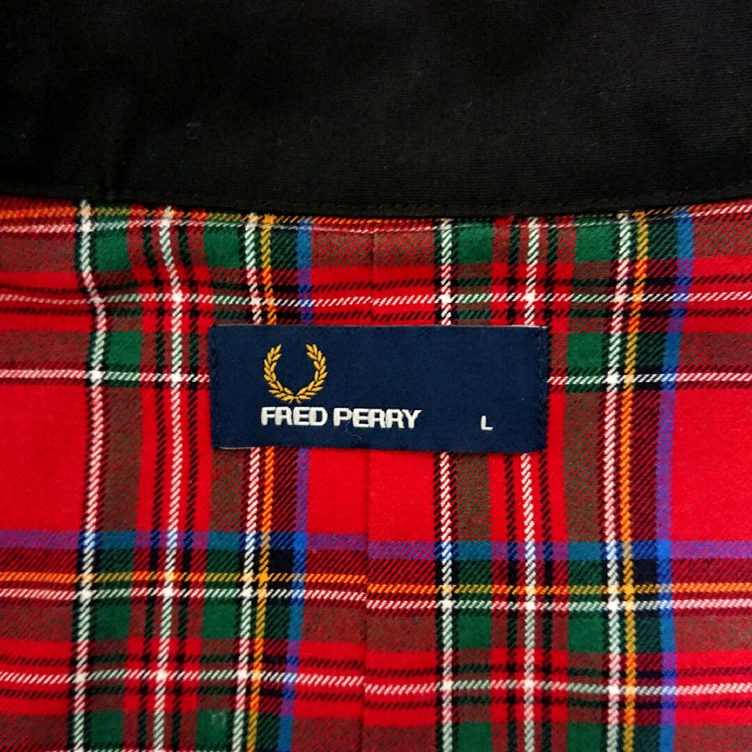 FRED PERRY(フレッドペリー)の美品 フレッドペリー 裏地 チェック 月桂冠  刺繍 ロゴ ステンカラーコート メンズのジャケット/アウター(ステンカラーコート)の商品写真