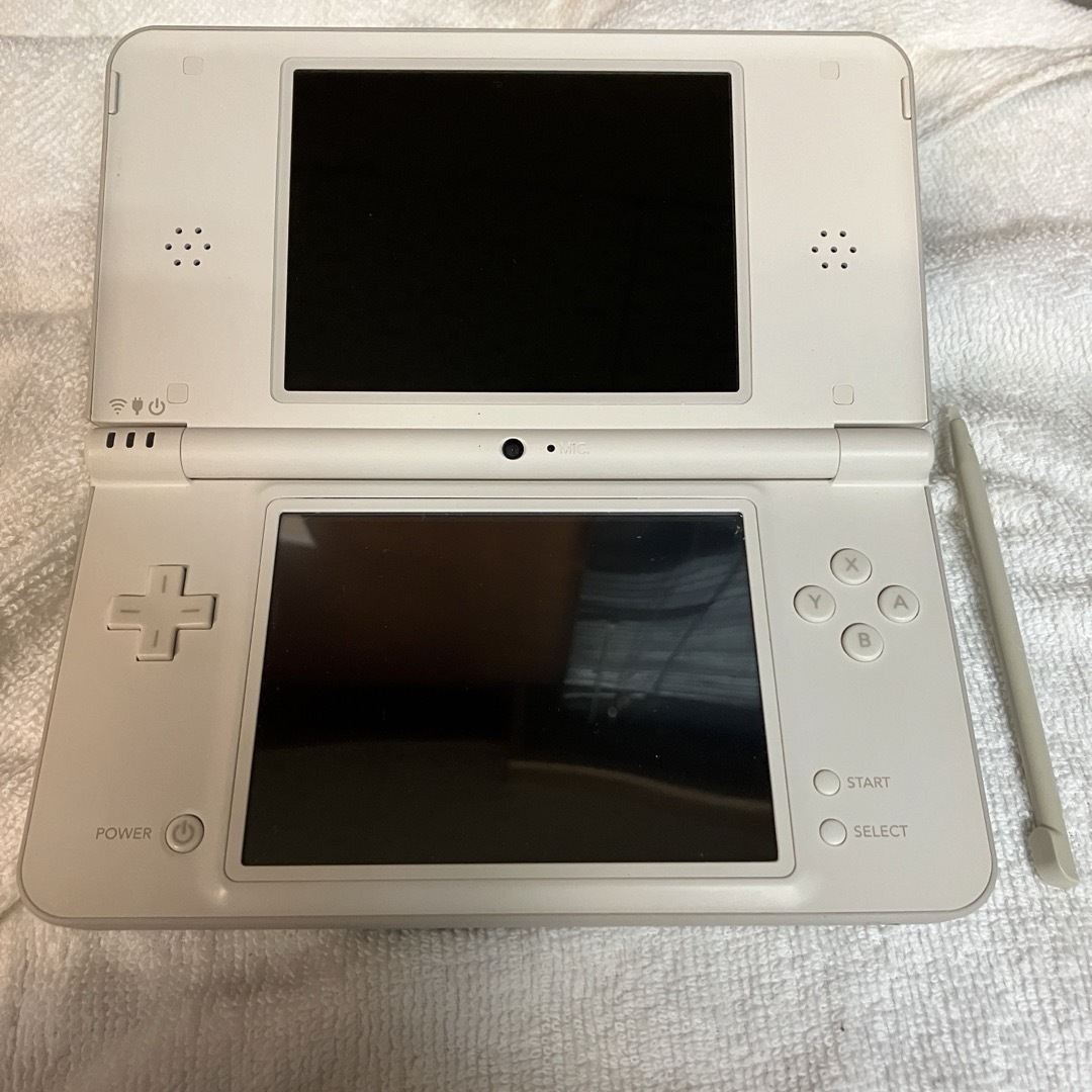 ニンテンドーDS(ニンテンドーDS)のニンテンドー DSI LL ホワイト　【美品】　 エンタメ/ホビーのゲームソフト/ゲーム機本体(携帯用ゲーム機本体)の商品写真