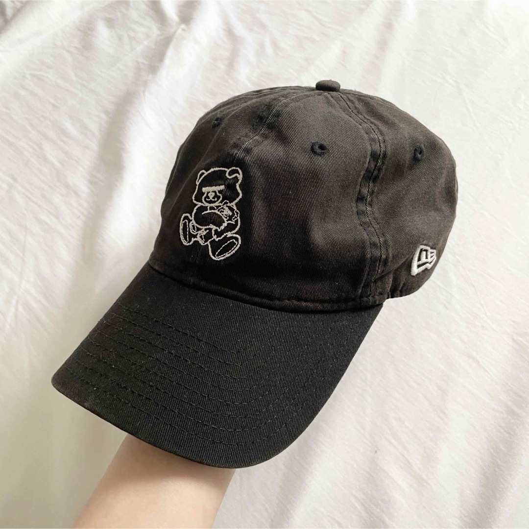 UNDERCOVER(アンダーカバー)のUNDERCOVER ニューエラ NEW ERA キャップ 目隠し熊 ブラック メンズの帽子(キャップ)の商品写真