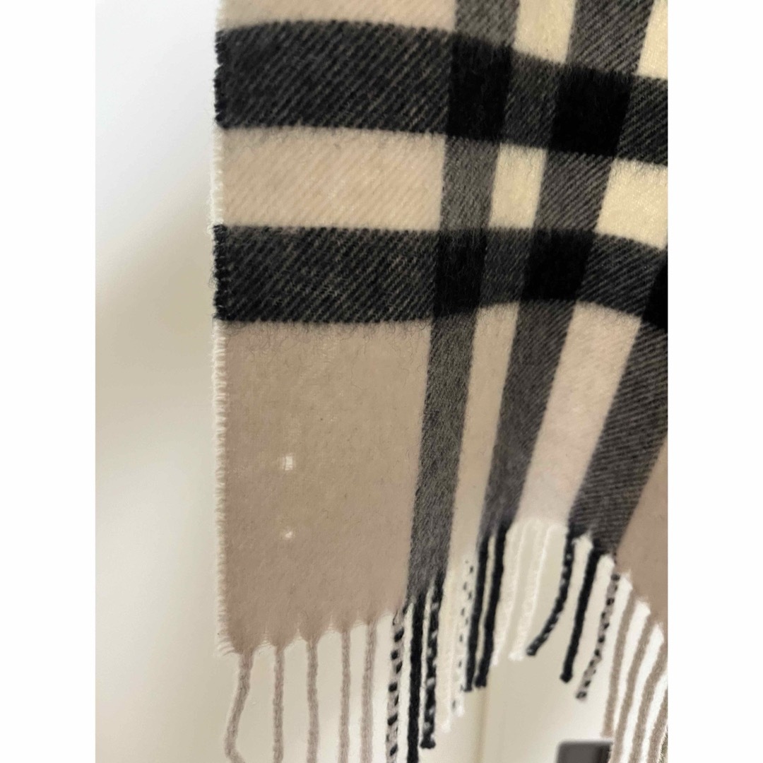 BURBERRY(バーバリー)のBURBERRY　バーバリー　マフラー　カシミア100％　ストーン色　ホワイト系 レディースのファッション小物(マフラー/ショール)の商品写真