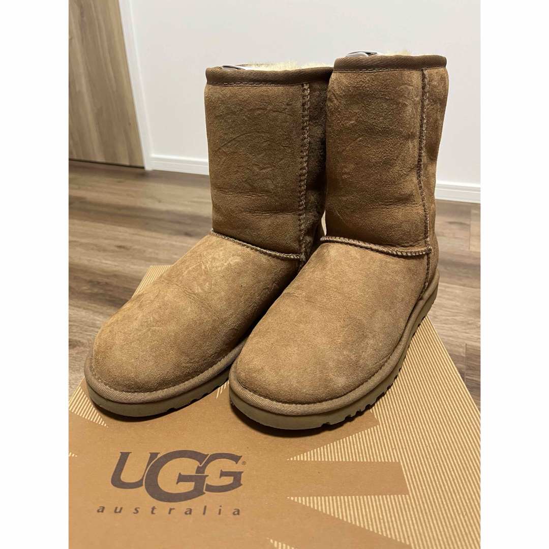 UGG(アグ)の【美品】UGG W Classic short 5825 W/CHE 22.0 レディースの靴/シューズ(ブーツ)の商品写真