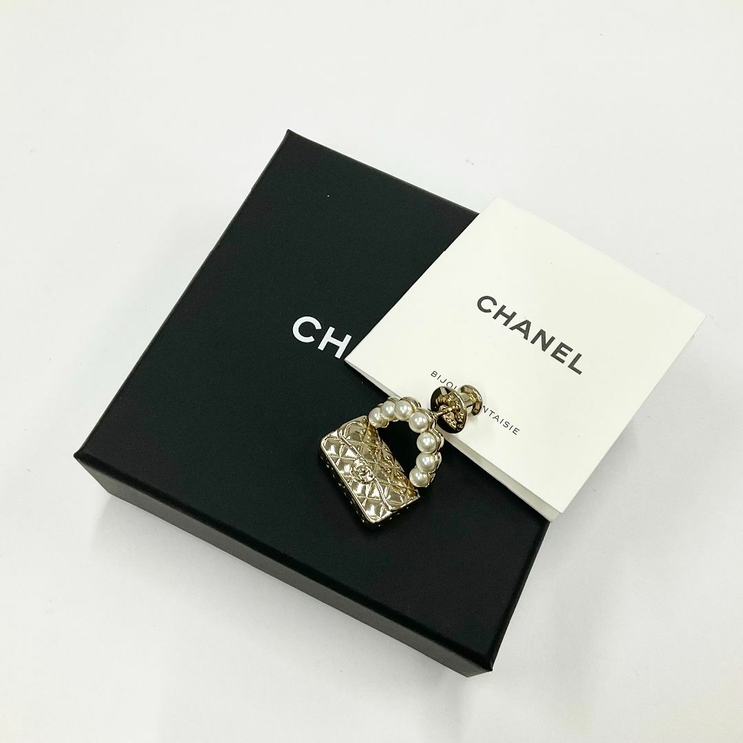 CHANEL(シャネル)の8678 シャネル ピンブローチ ココマーク マトラッセ パール ゴールド レディースのアクセサリー(ブローチ/コサージュ)の商品写真