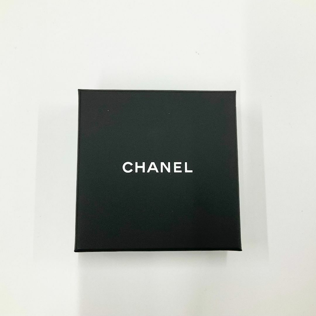 CHANEL(シャネル)の8678 シャネル ピンブローチ ココマーク マトラッセ パール ゴールド レディースのアクセサリー(ブローチ/コサージュ)の商品写真