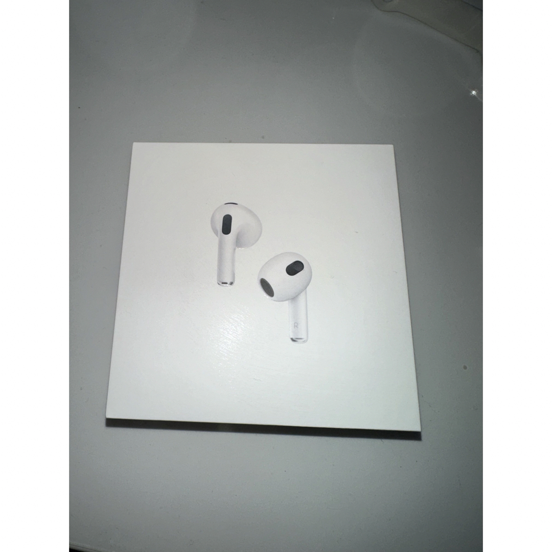 Apple(アップル)のAirPods 第３世代 スマホ/家電/カメラのオーディオ機器(ヘッドフォン/イヤフォン)の商品写真