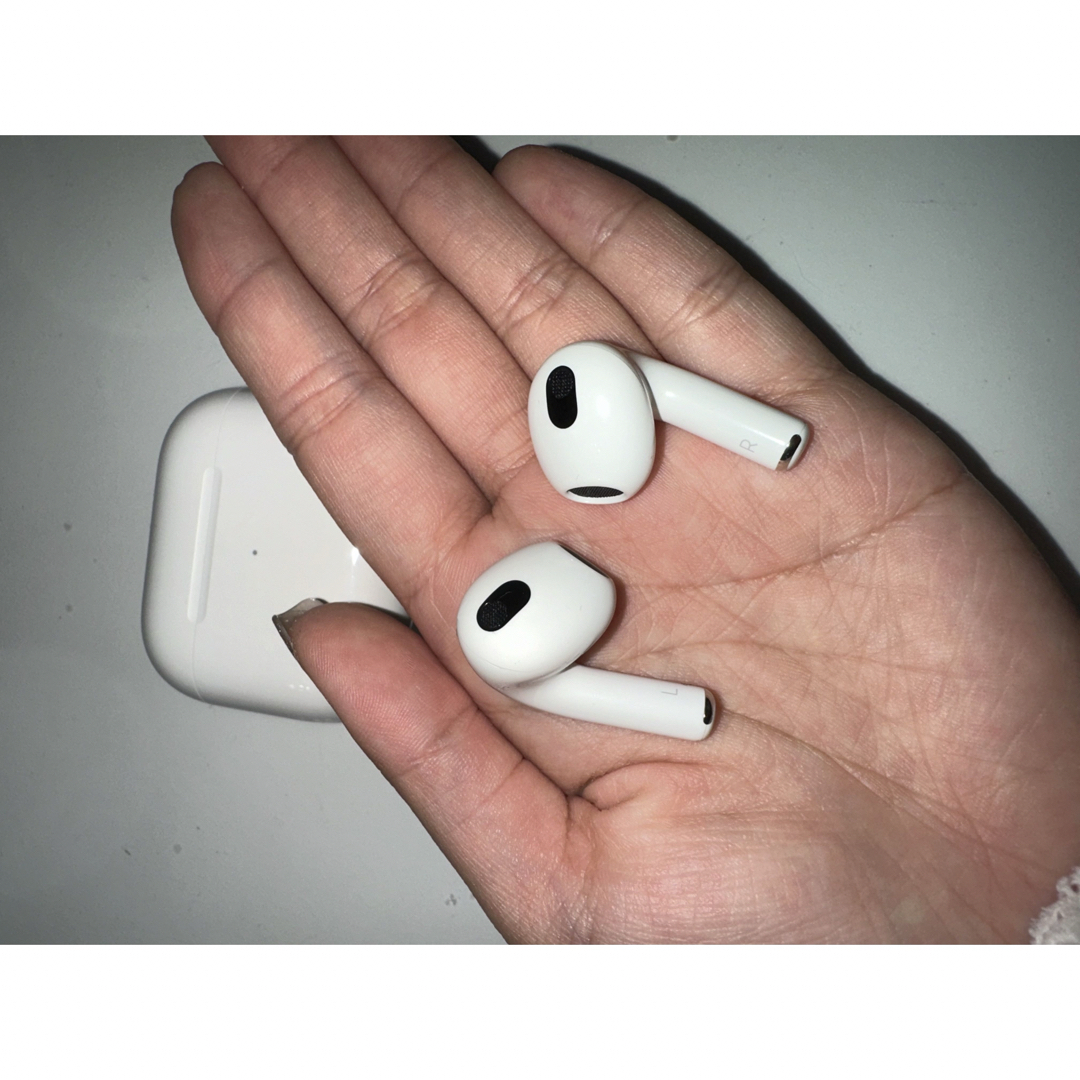 Apple(アップル)のAirPods 第３世代 スマホ/家電/カメラのオーディオ機器(ヘッドフォン/イヤフォン)の商品写真