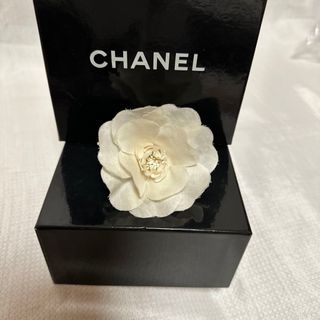 シャネル(CHANEL)のCHANEL カメリア　コサージュ(ブローチ/コサージュ)