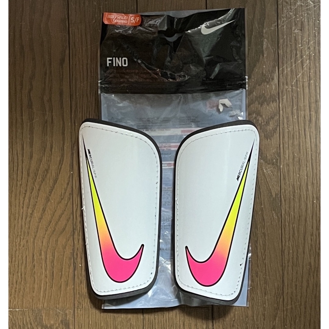 NIKE(ナイキ)のNIKE 新品　NIKE  Jガード　すねあて　レガース　M スポーツ/アウトドアのサッカー/フットサル(その他)の商品写真