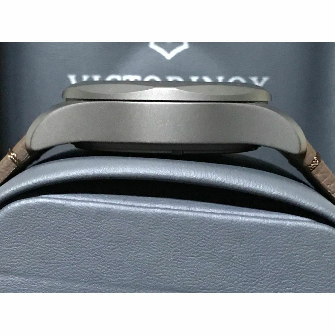 VICTORINOX(ビクトリノックス)のビクトリノックス イノックス チタニウム ウォッチ グリーン レザーバンド メンズの時計(腕時計(アナログ))の商品写真