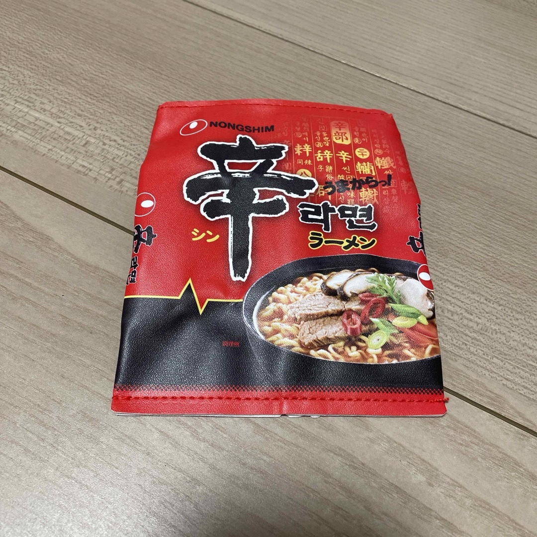 農心(ノンシン)の辛ラーメンポーチ レディースのファッション小物(ポーチ)の商品写真