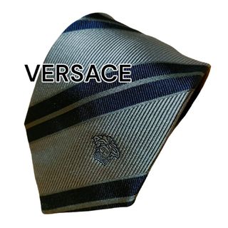 ヴェルサーチ(VERSACE)の【VERSACE】　ベルサーチ　グレー系　ストライプ　イタリア製(ネクタイ)