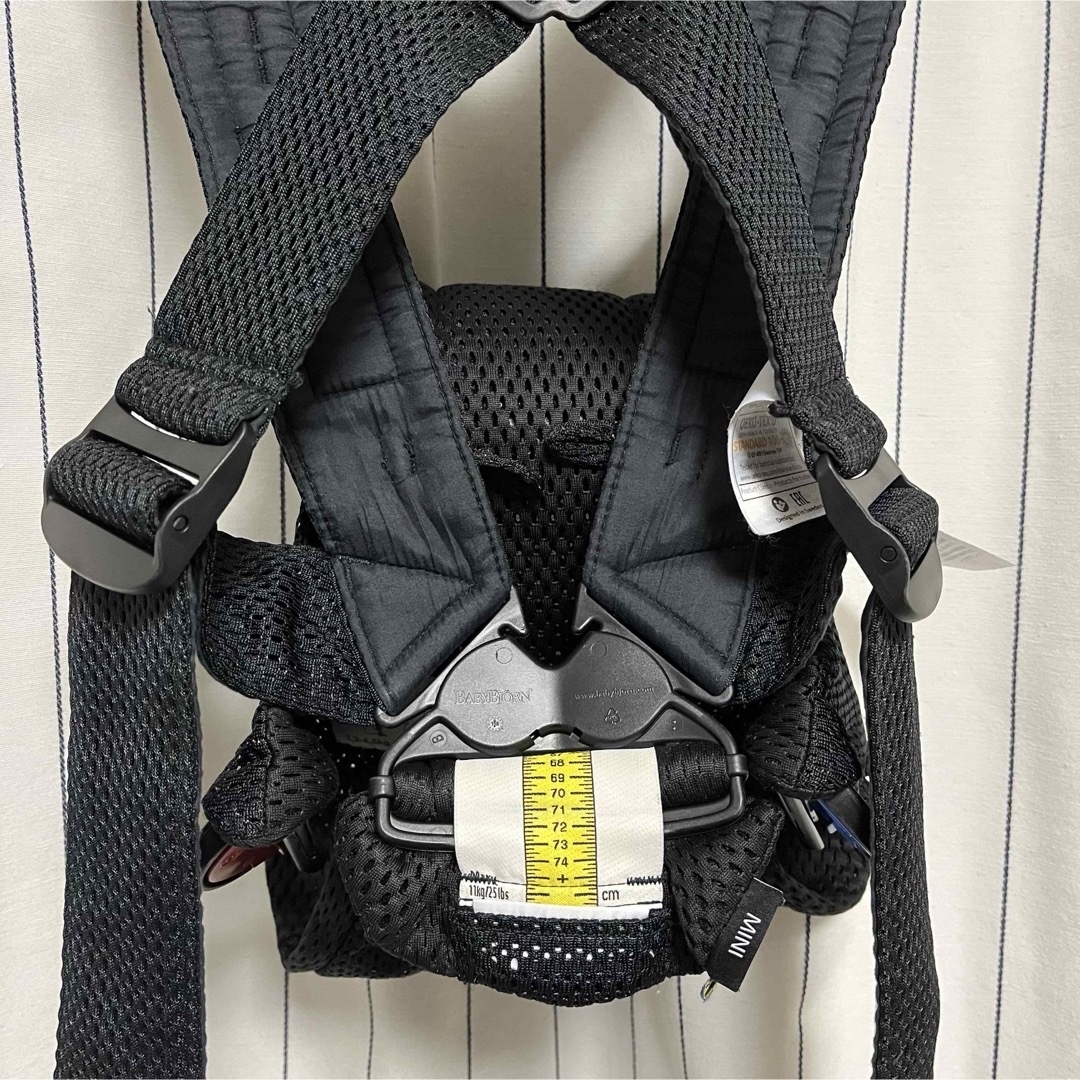 BABYBJORN(ベビービョルン)のベビービョルン ベビーキャリア ミニ メッシュ エアー  抱っこ紐 ブラック キッズ/ベビー/マタニティの外出/移動用品(抱っこひも/おんぶひも)の商品写真