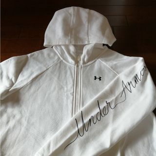 アンダーアーマー(UNDER ARMOUR)の白パーカー(バスケットボール)