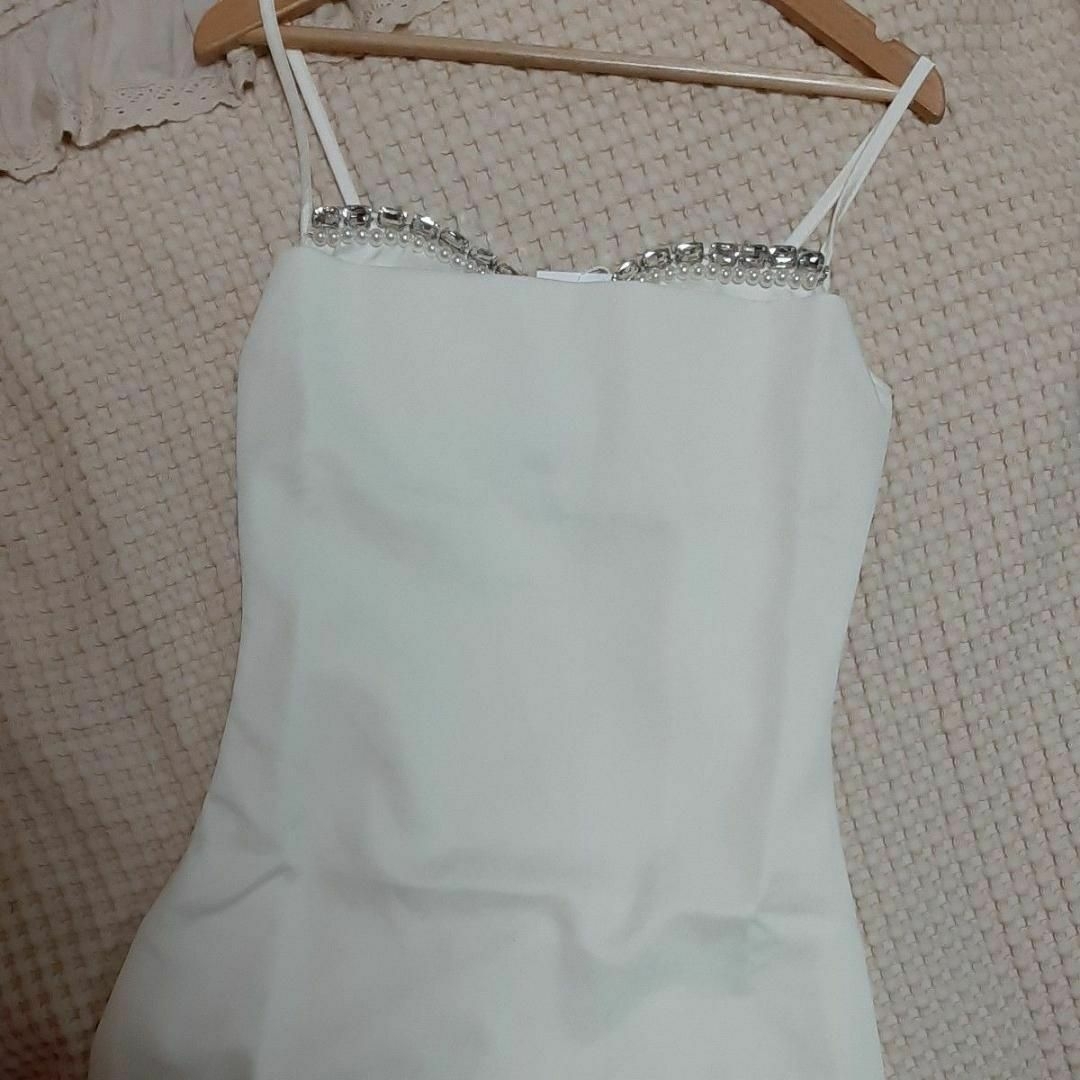 華やかさ満点！イブニングドレス　セクシー　清楚系 XS ホワイト　ビジュー付き レディースのフォーマル/ドレス(ミニドレス)の商品写真