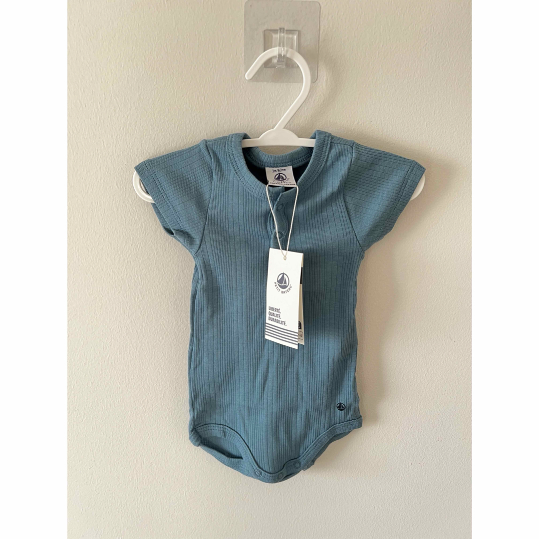 PETIT BATEAU(プチバトー)の[新品]プチバトー　3ヶ月　半袖ロンパース　ブルー キッズ/ベビー/マタニティのベビー服(~85cm)(ロンパース)の商品写真