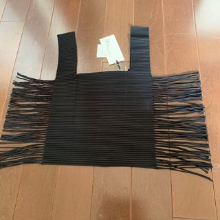 プリーツプリーズイッセイミヤケ(PLEATS PLEASE ISSEY MIYAKE)のミーバイイッセイミヤケFINE KNIT PLEATS BAGブラック(トートバッグ)