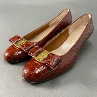 サルヴァトーレフェラガモ(Salvatore Ferragamo)の3b6 Salvatore Ferragamo サルヴァトーレフェラガモ イタリア製 ヴァラリボン 型押し ヒール パンプス シューズ  5 1/2 ブラウン レザー MADE IN ITALY(ハイヒール/パンプス)