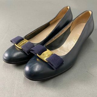 サルヴァトーレフェラガモ(Salvatore Ferragamo)の3b6 Salvatore Ferragamo サルヴァトーレフェラガモ イタリア製 ヴァラリボン ヒール パンプス シューズ 6 1/2 ネイビー グリーン系 レザー MADE IN ITALY(ハイヒール/パンプス)