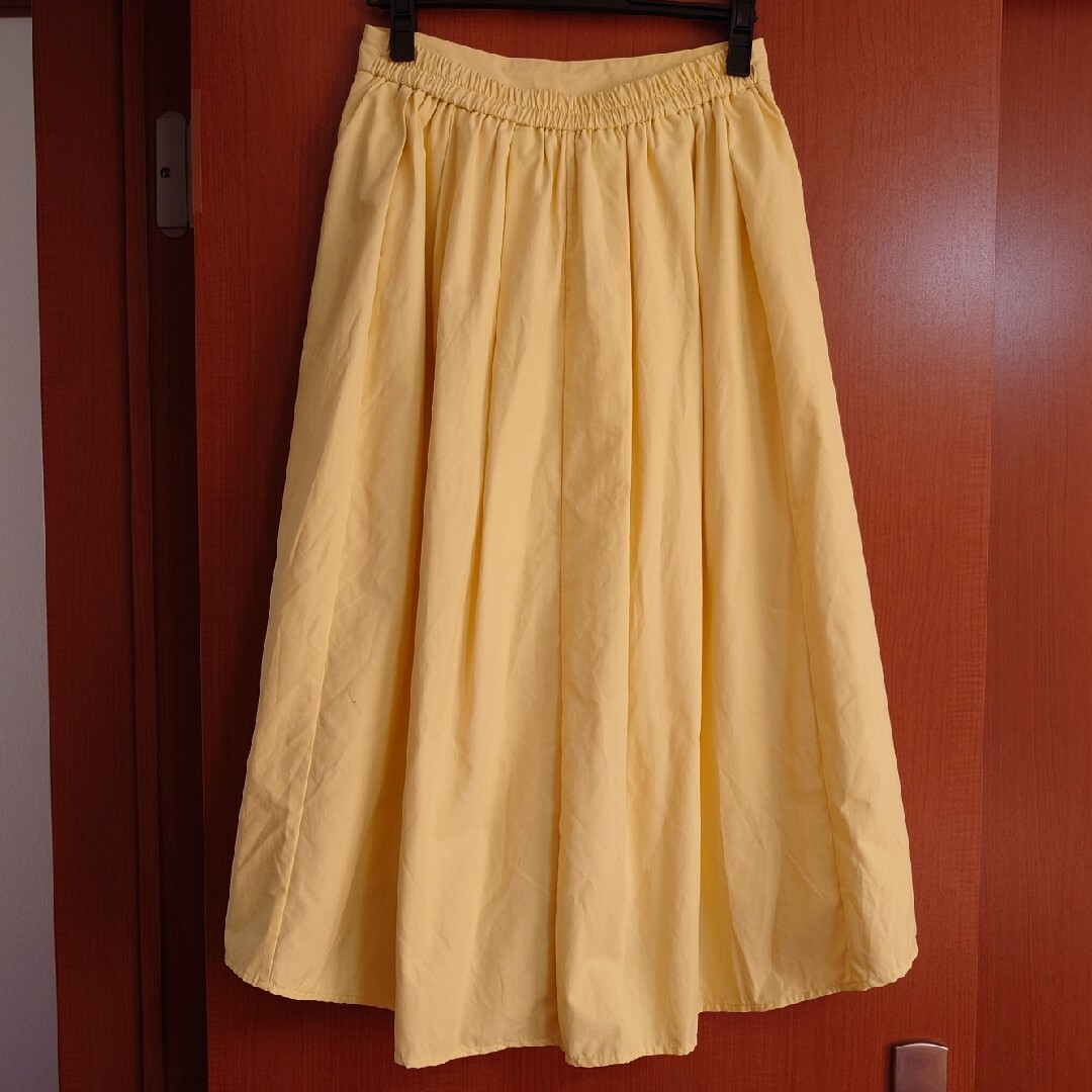 GU(ジーユー)のGU フィッシュテール フレア ロングスカート XL 黄色 レディースのスカート(ロングスカート)の商品写真