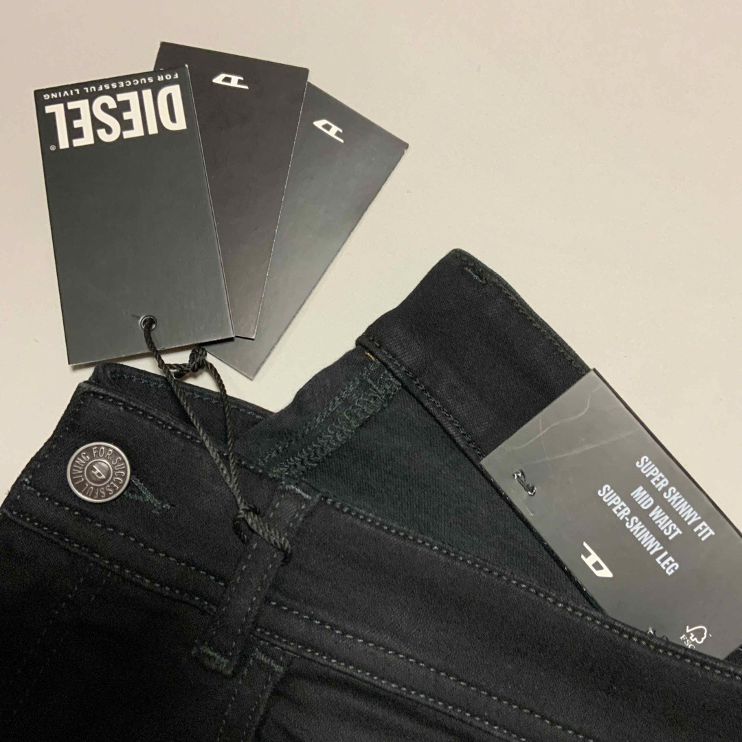 DIESEL - 洗練されたデザイン DIESEL デニム スーパースキニー DIESEL - 洗練されたデザイン DIESEL デニム スーパースキニー