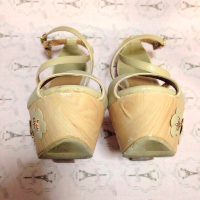 R&E(アールアンドイー)のrosessence クロスサンダル レディースの靴/シューズ(サンダル)の商品写真