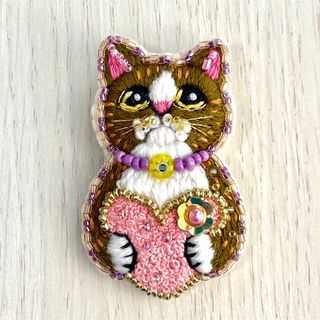 猫の刺繍ブローチハンドメイド(コサージュ/ブローチ)